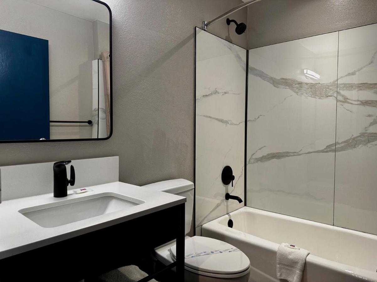 6 Carmel Motel 2*