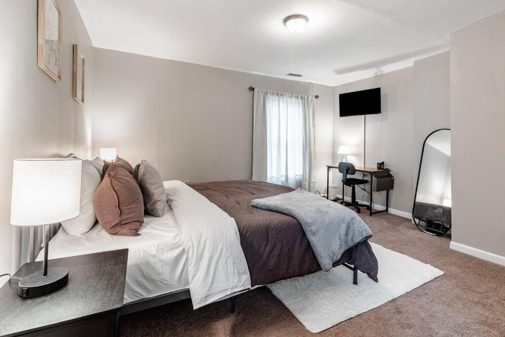 The Indy Unit! King Bed/free Coffee/keyless Entry! Indianapolis