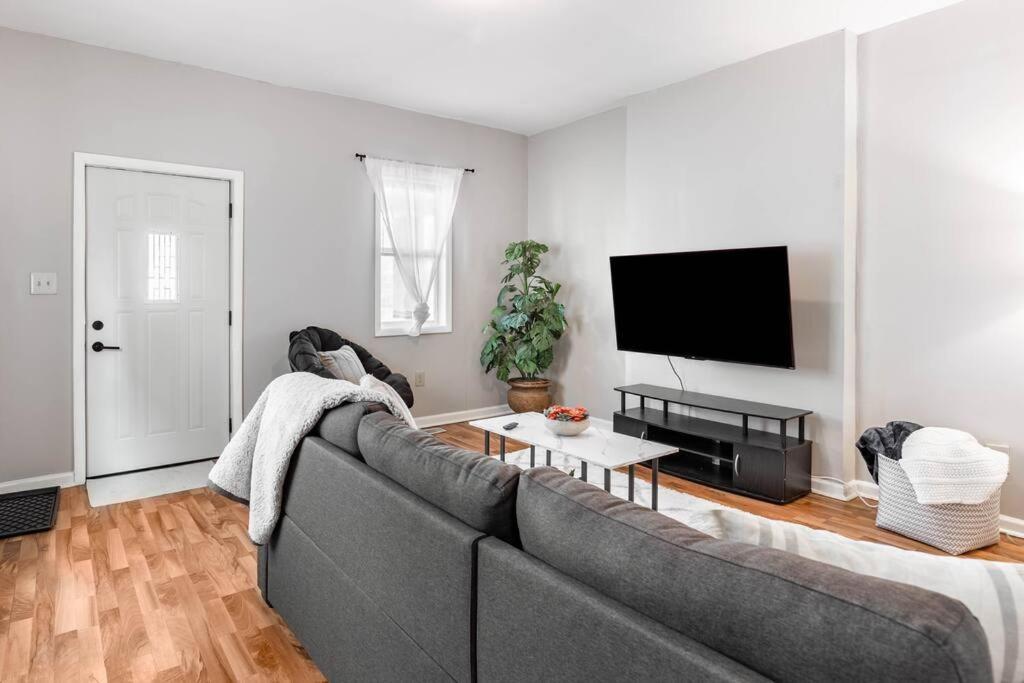 The Indy Unit! King Bed/free Coffee/keyless Entry! *