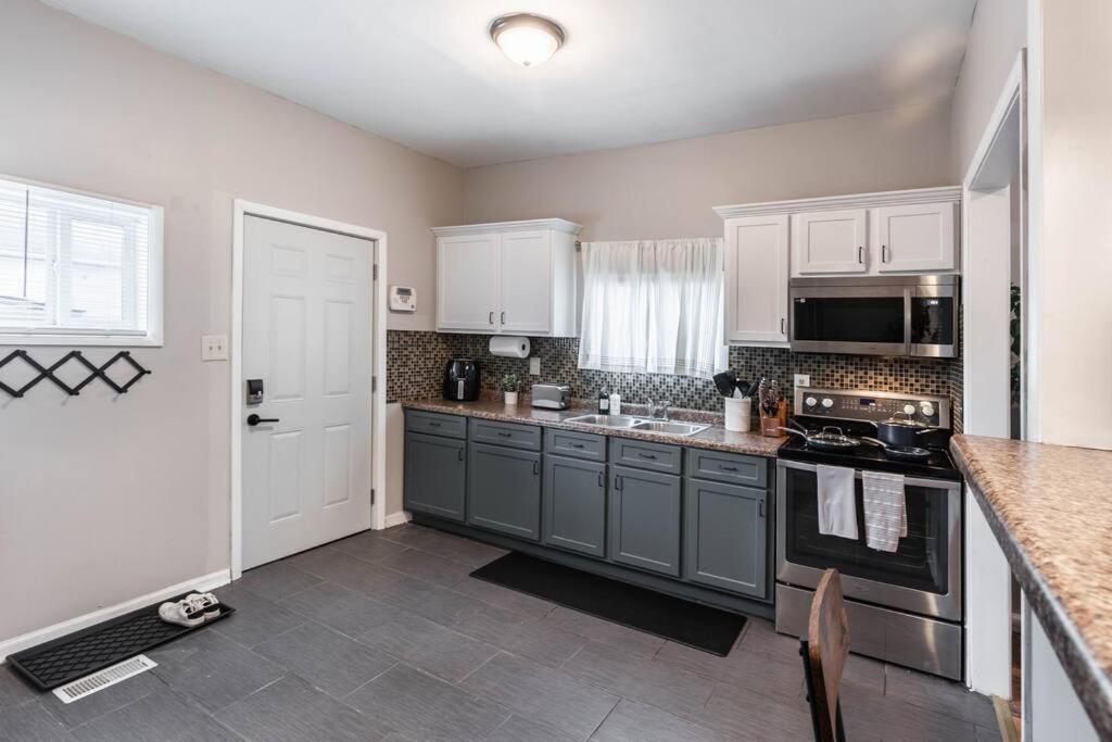 The Indy Unit! King Bed/free Coffee/keyless Entry! * Indianapolis