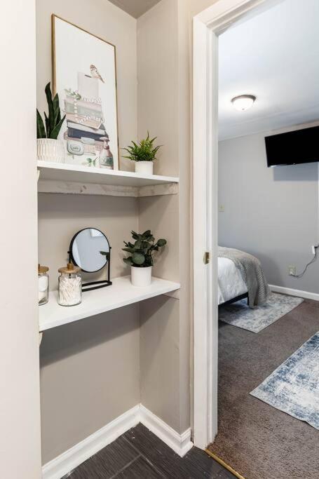 Apartment The Indy Unit! King Bed/free Coffee/keyless Entry! *