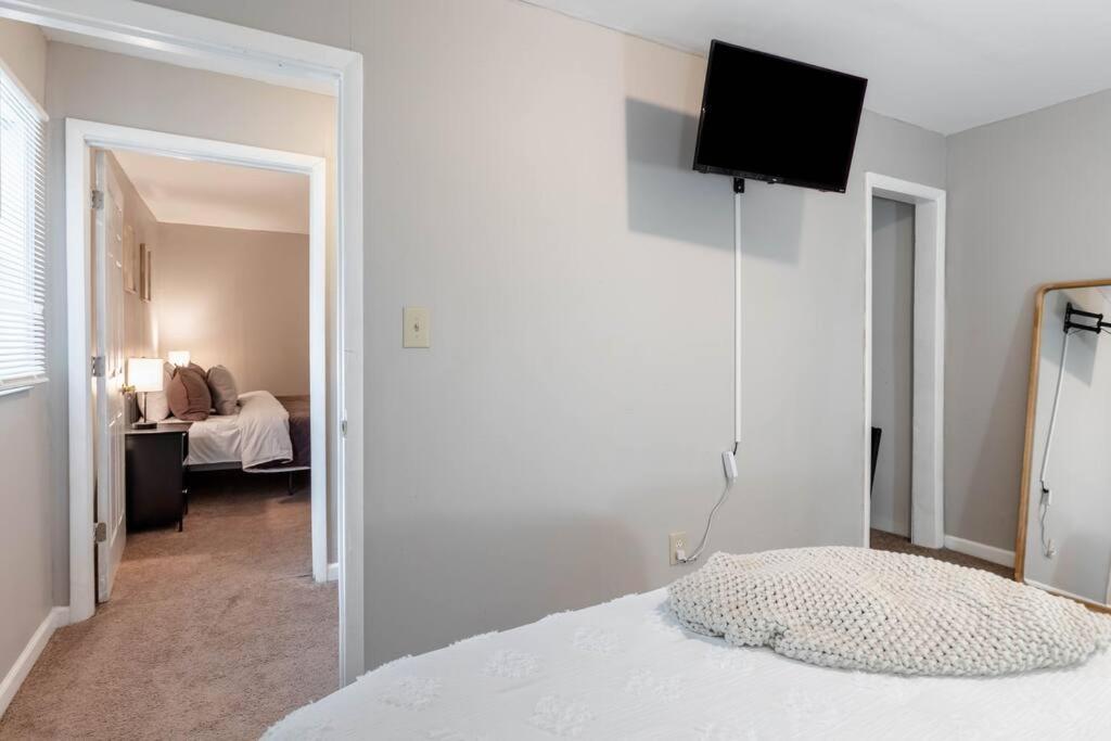 The Indy Unit! King Bed/free Coffee/keyless Entry! Indianapolis