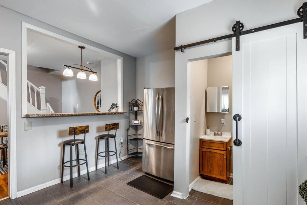 The Indy Unit! King Bed/free Coffee/keyless Entry!