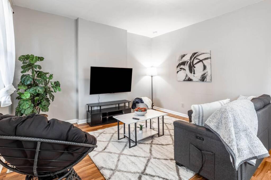The Indy Unit! King Bed/free Coffee/keyless Entry! Indianapolis