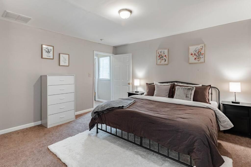 Apartment The Indy Unit! King Bed/free Coffee/keyless Entry! Indianapolis