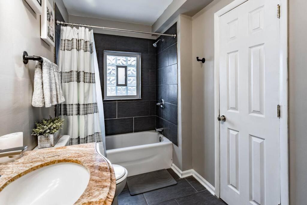 The Indy Unit! King Bed/free Coffee/keyless Entry! * Indianapolis