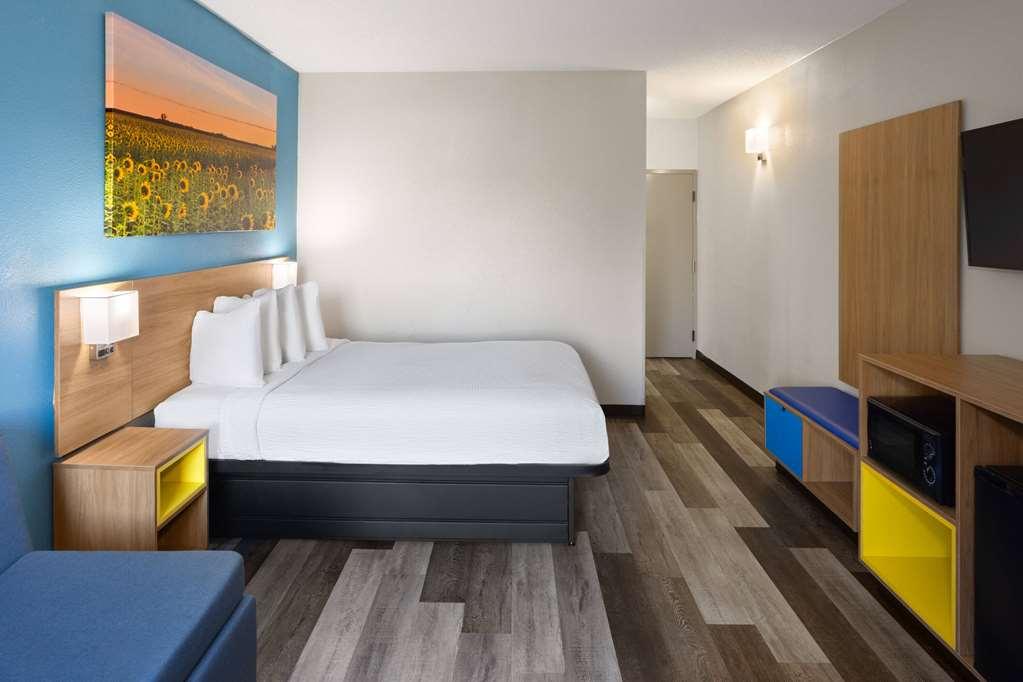 Days & By Wyndham Northwest Hotel