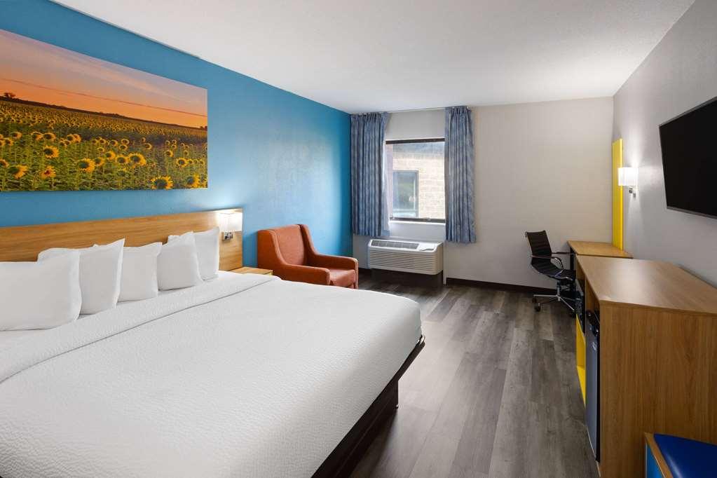 Days & By Wyndham Northwest Hotel Indianapolis