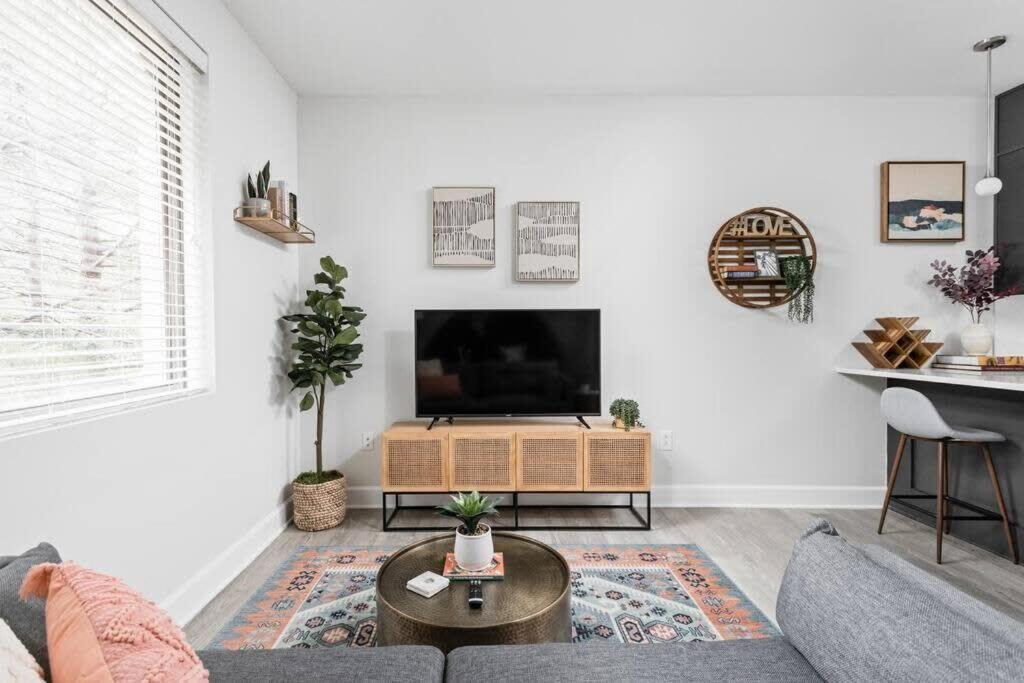 Cozysuites Modern In Meridian Kessler Apartment