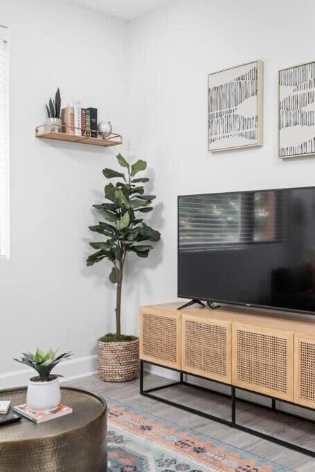Cozysuites Modern In Meridian Kessler Apartment Indianapolis