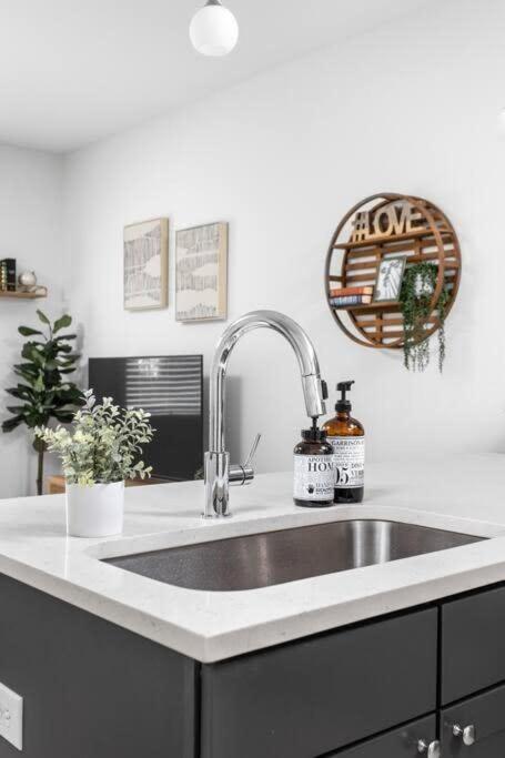 Cozysuites Modern In Meridian Kessler * Indianapolis
