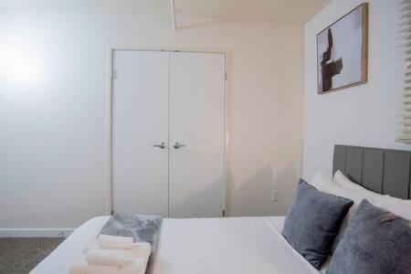 Apartment 5br Cozysuites The Block With Pool Table Arcade