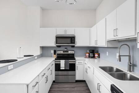 Apartment 5br Cozysuites The Block With Pool Table Arcade