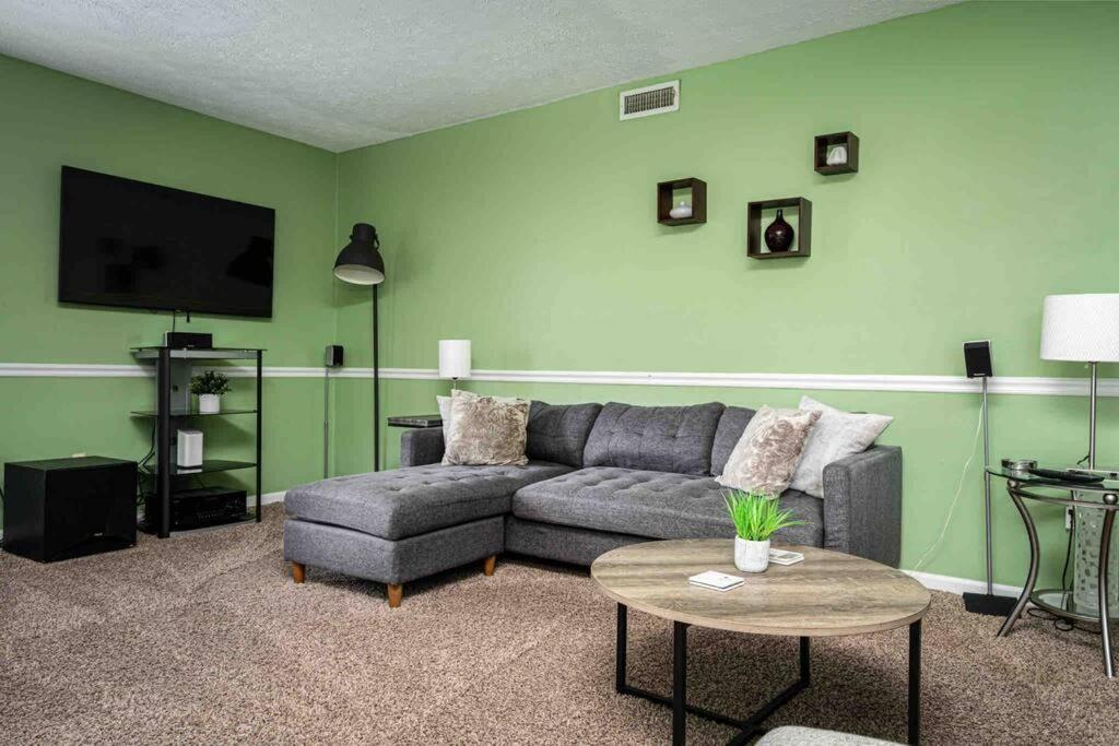 Modern 3 Bedroom 20 Min Downtown / 25 Mins Grand Park Indianapolis