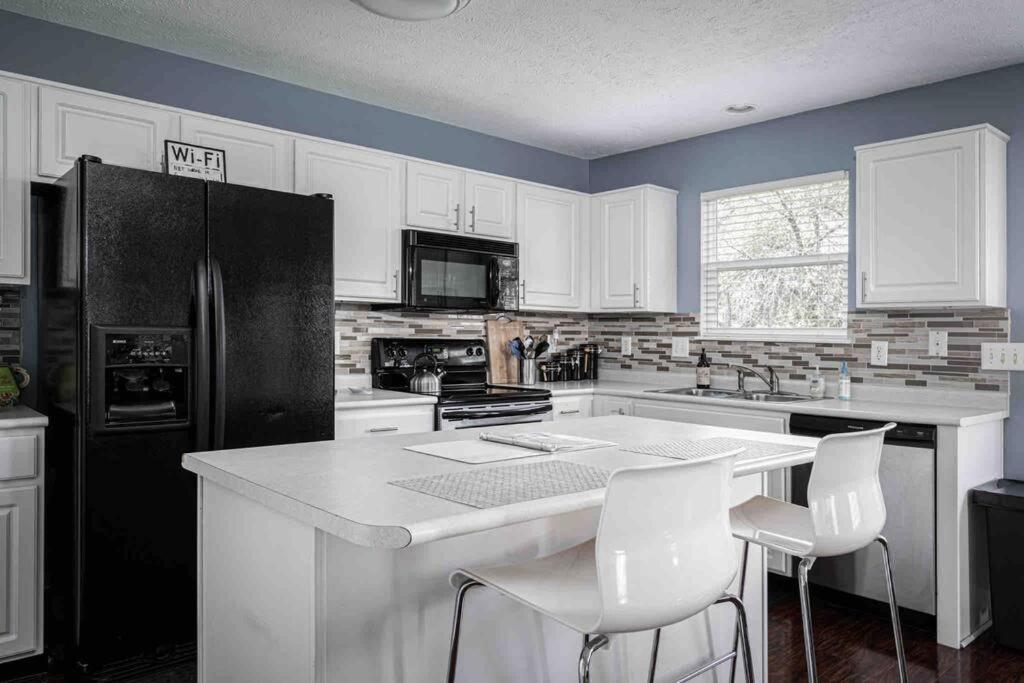 Holiday home Modern 3 Bedroom 20 Min Downtown / 25 Mins Grand Park *