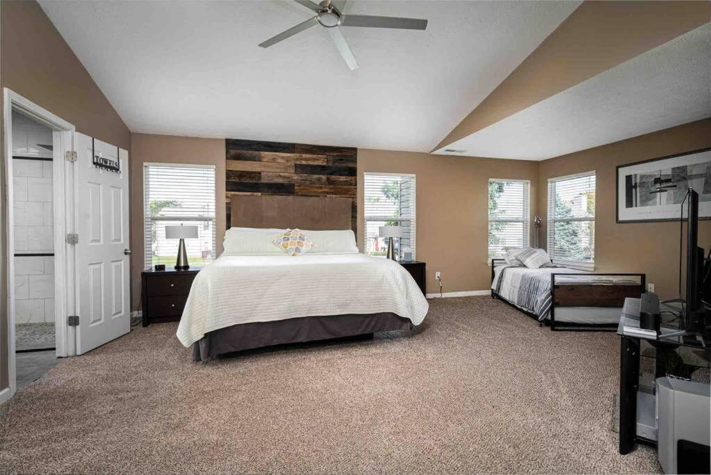 Modern 3 Bedroom 20 Min Downtown / 25 Mins Grand Park *