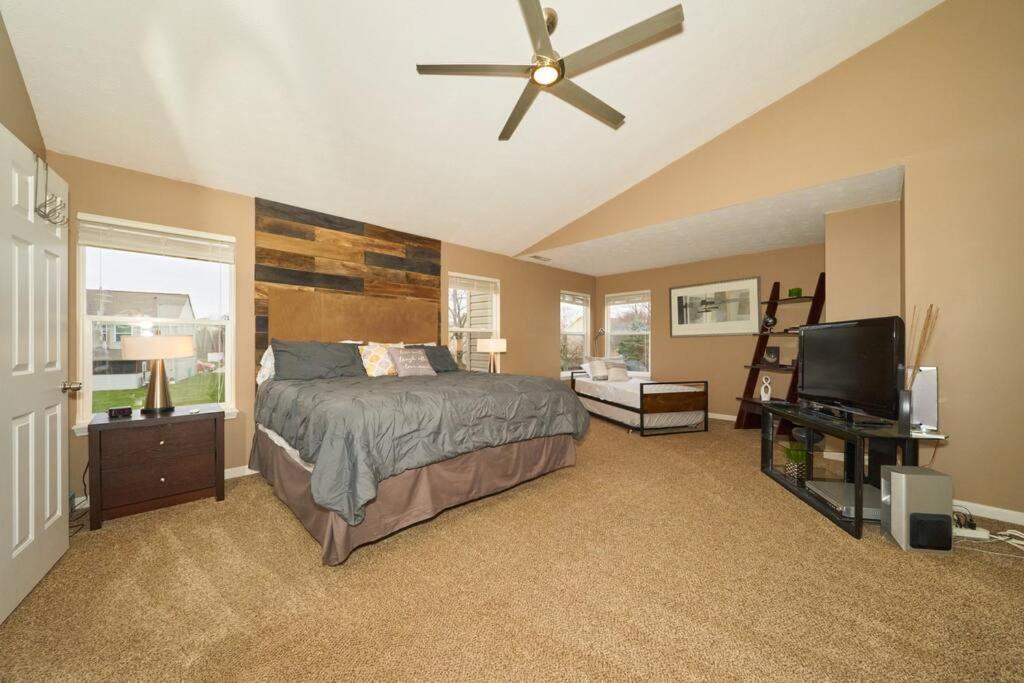 Modern 3 Bedroom 20 Min Downtown / 25 Mins Grand Park Holiday home Indianapolis