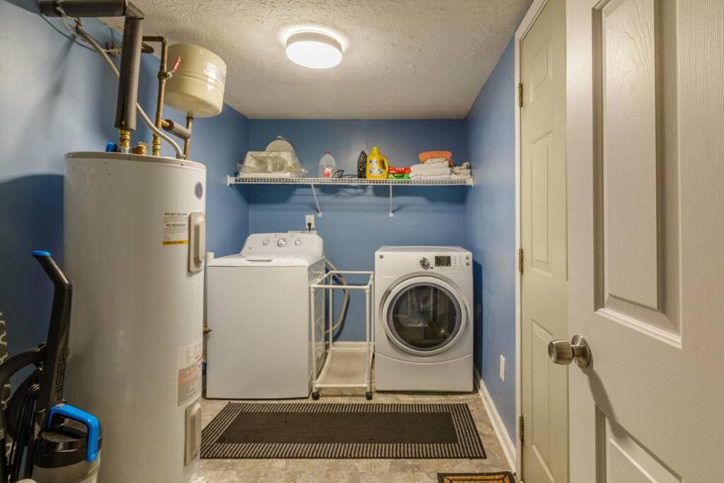 Modern 3 Bedroom 20 Min Downtown / 25 Mins Grand Park *