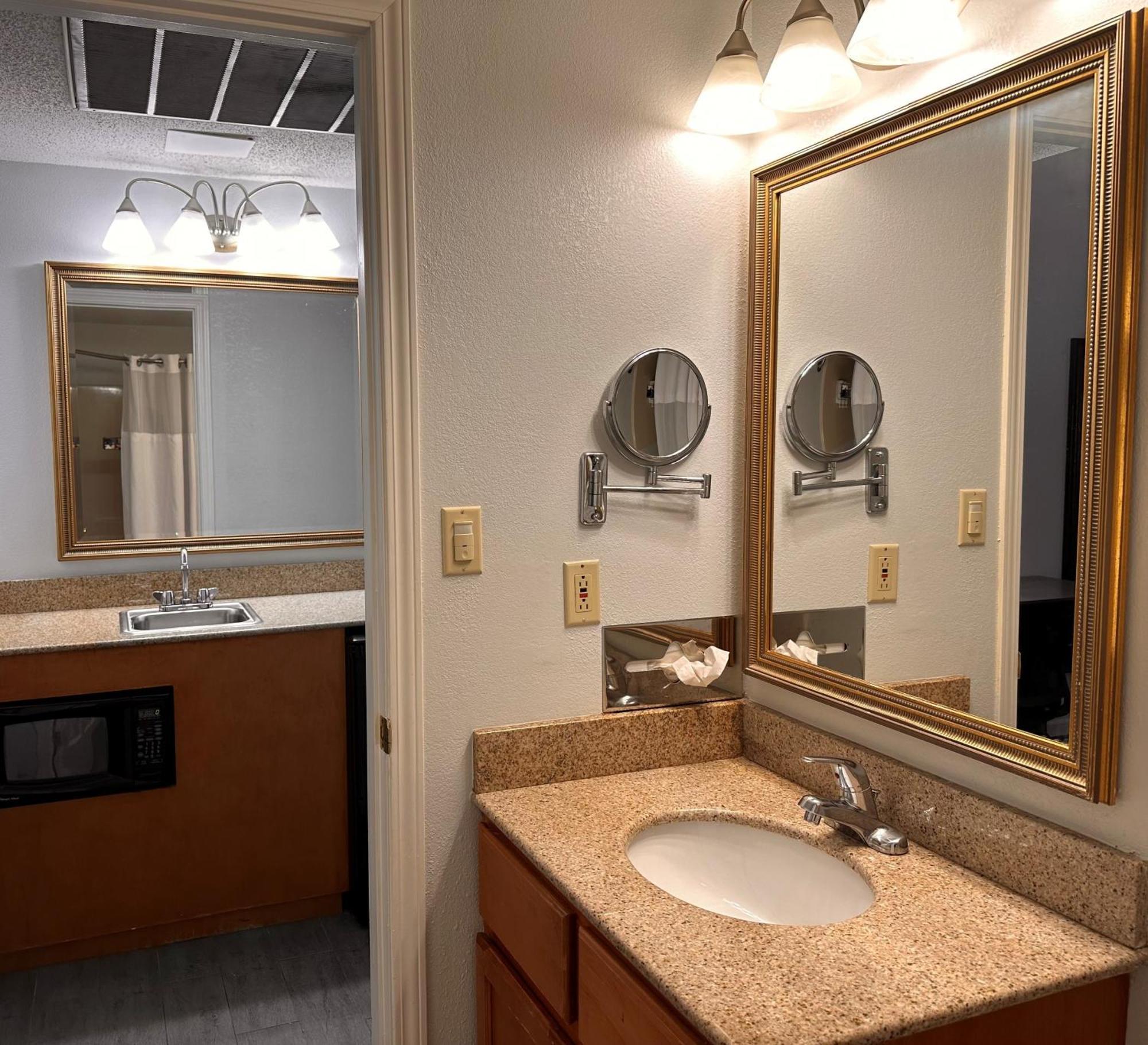 Baymont By Wyndham Northwest Hotel