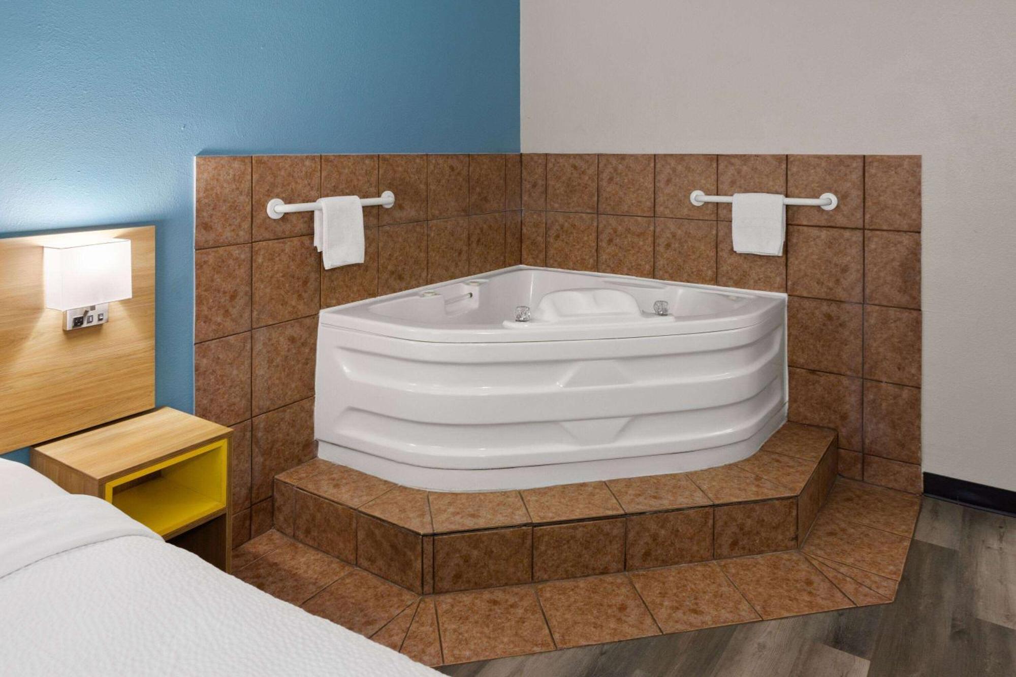 Days & By Wyndham Northwest Indianapolis