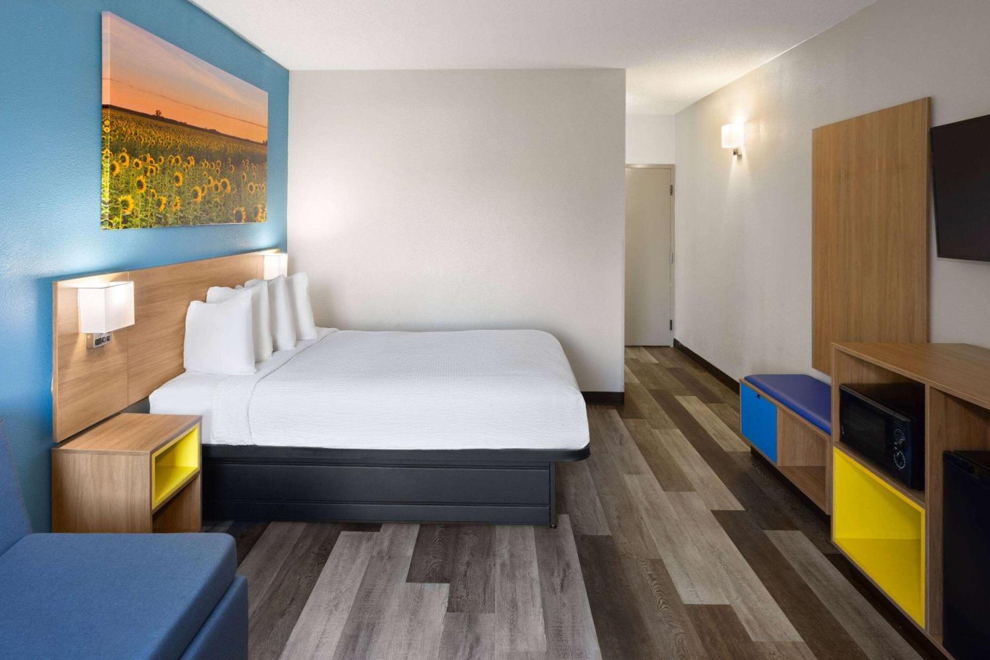 Hotel Days & By Wyndham Northwest