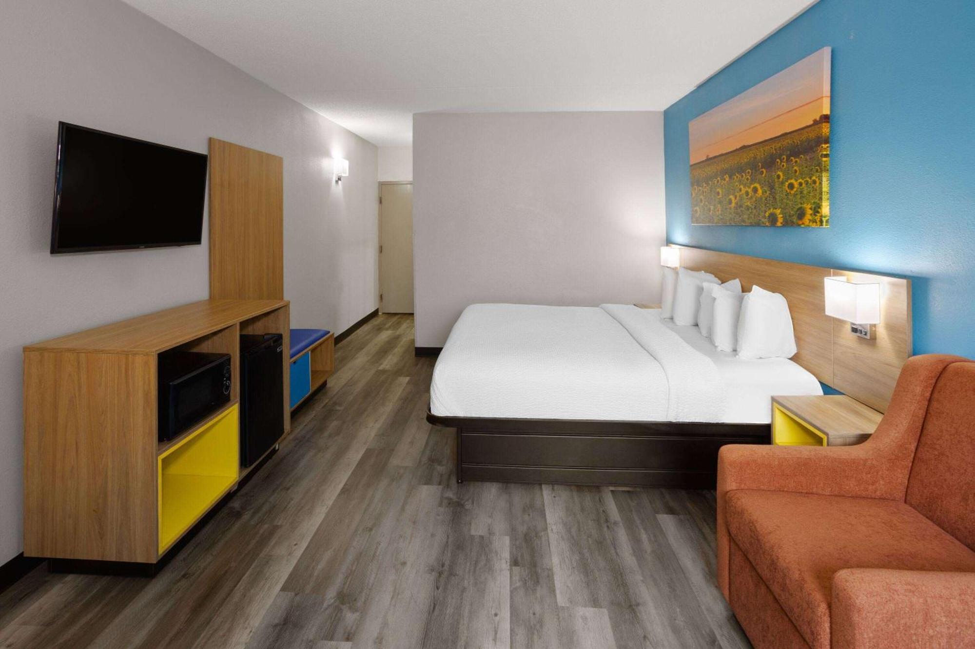 Days & By Wyndham Northwest Hotel 2*