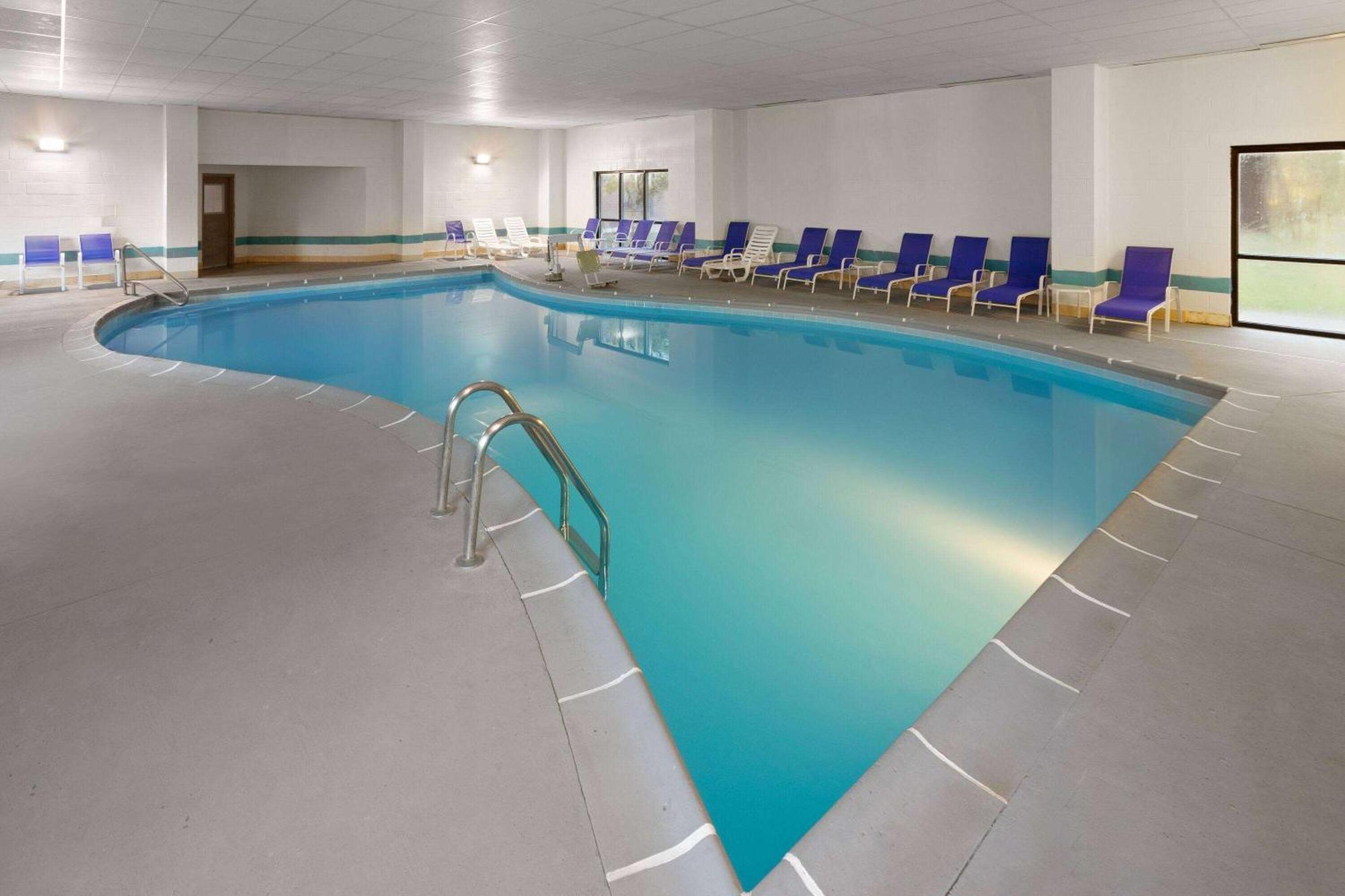 Days & By Wyndham Northwest Hotel
