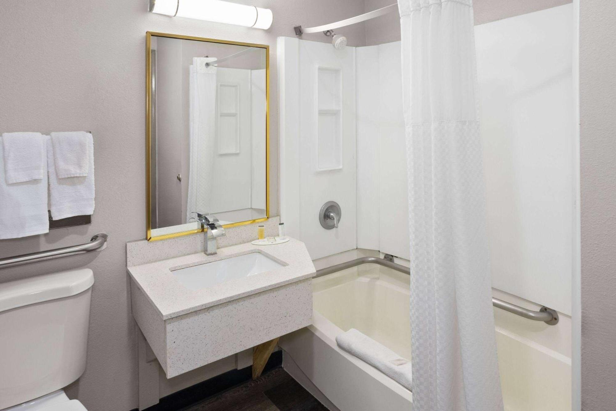 Hotel Days & By Wyndham Northwest Indianapolis