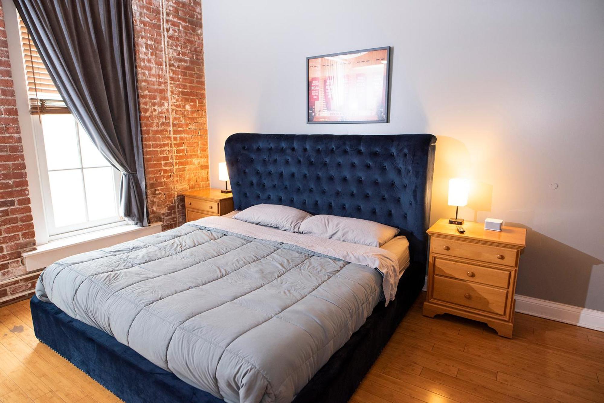 Georgia Street 4 Bedroom Downtown!! Apartment *