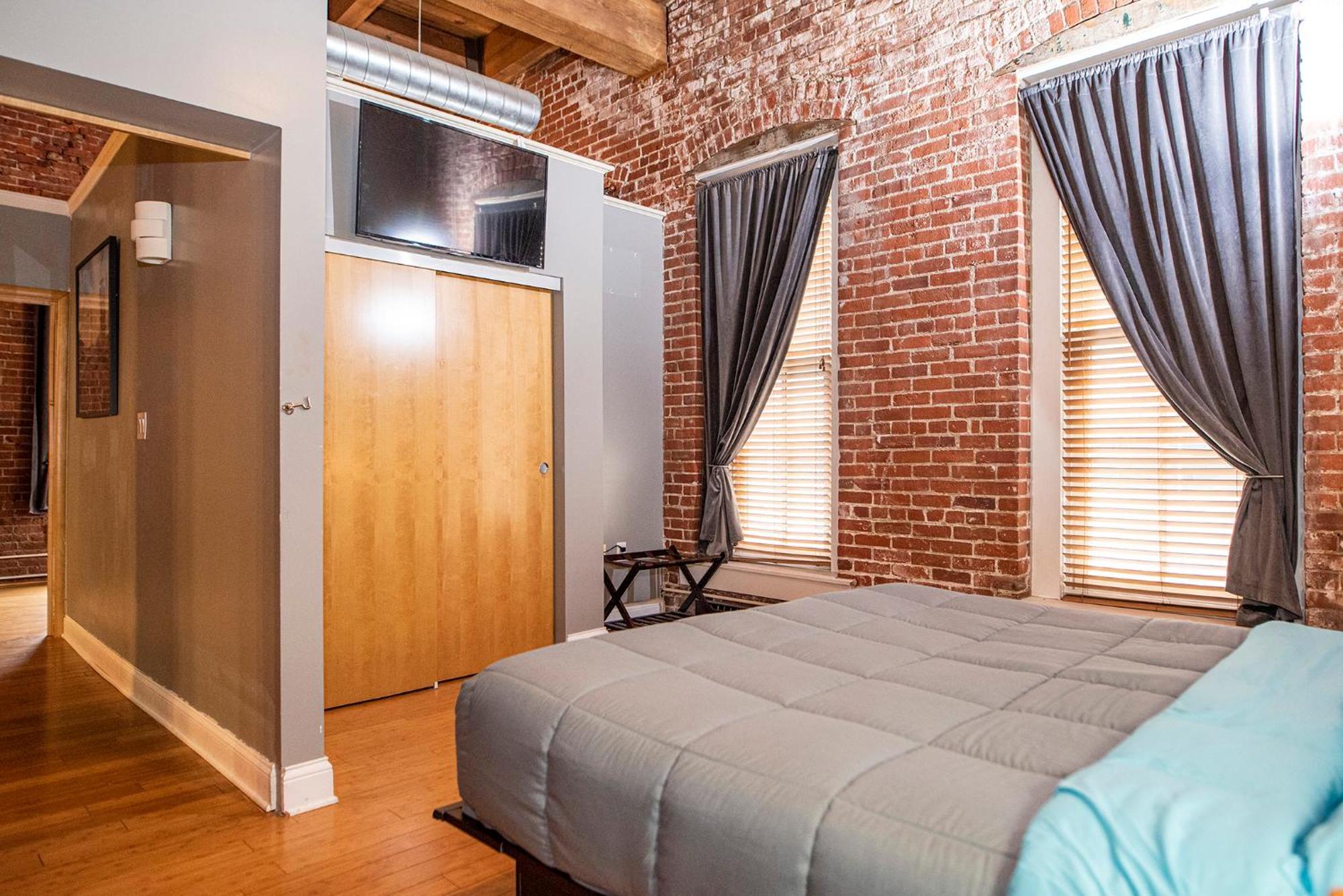 Apartment Georgia Street 4 Bedroom Downtown!!
