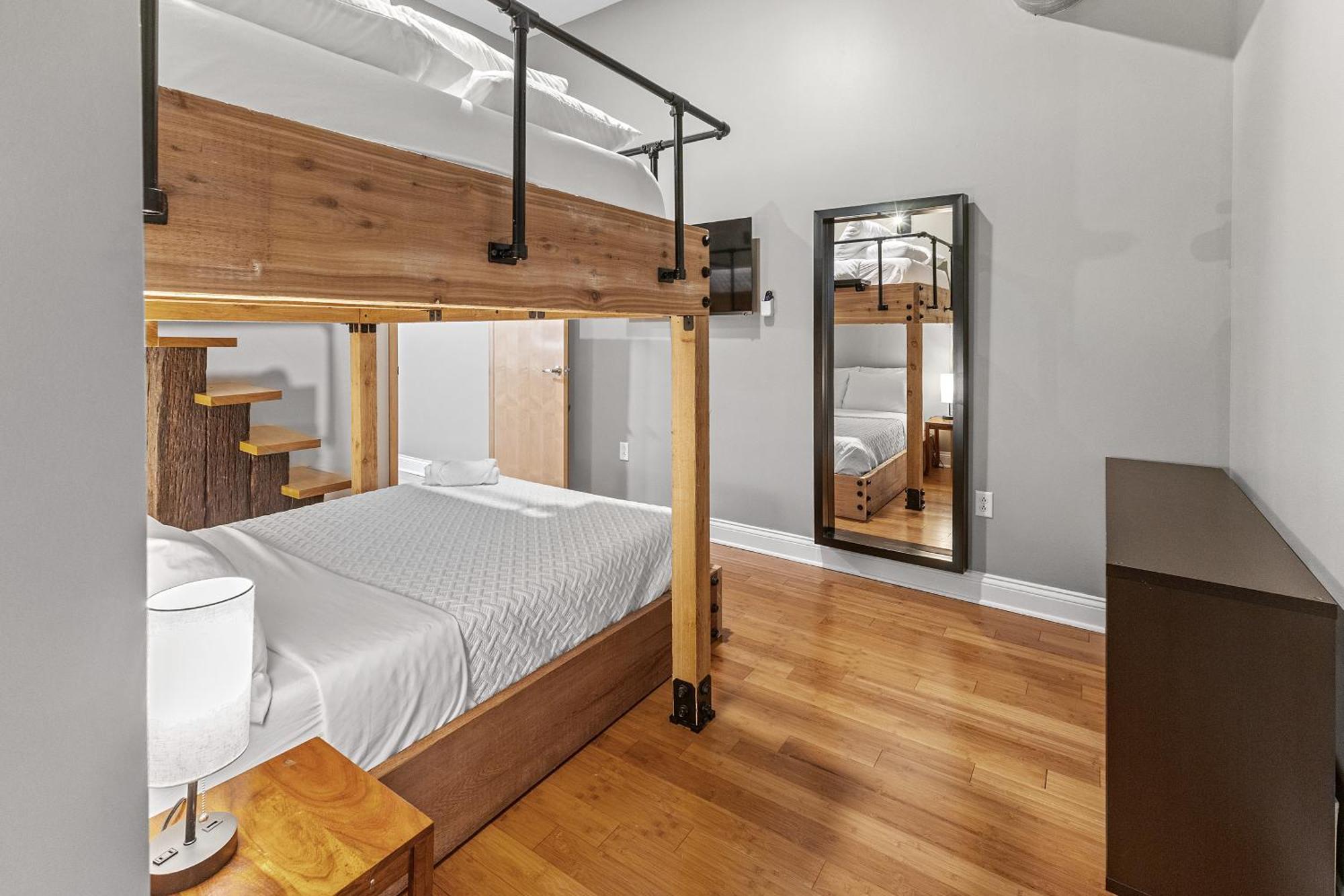 Georgia Street 4 Bedroom Downtown!! Apartment *