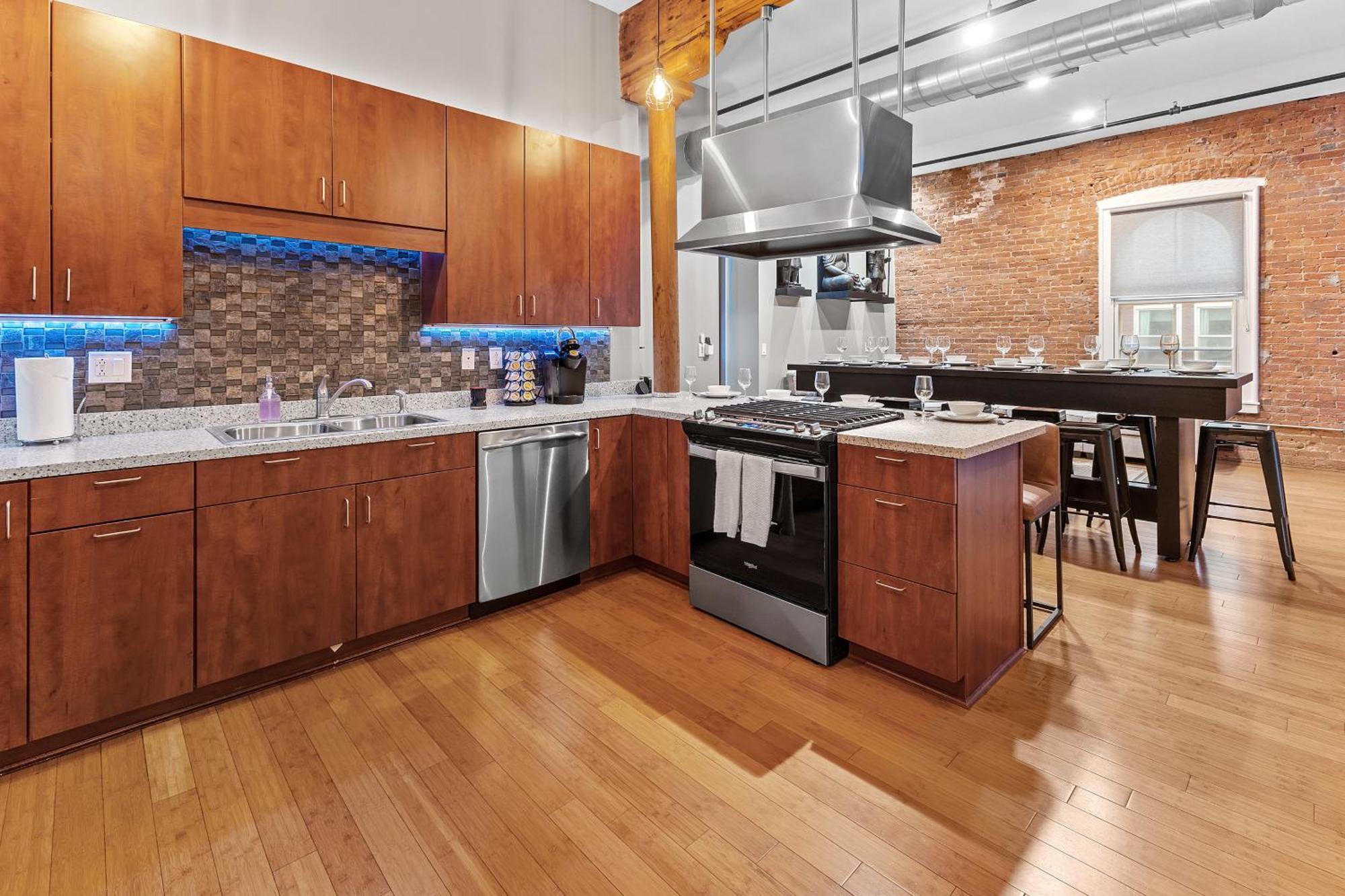 Apartment Georgia Street 4 Bedroom Downtown!!