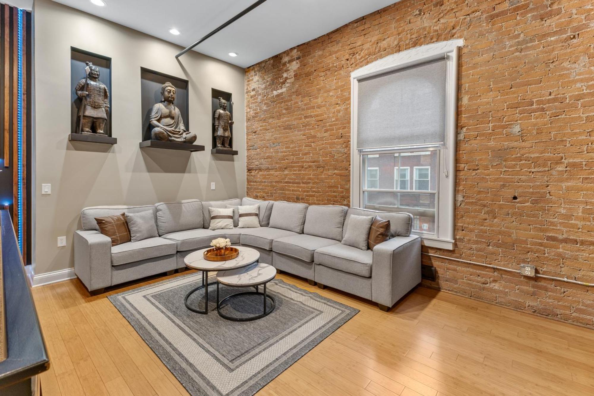 Georgia Street 4 Bedroom Downtown!! Indianapolis