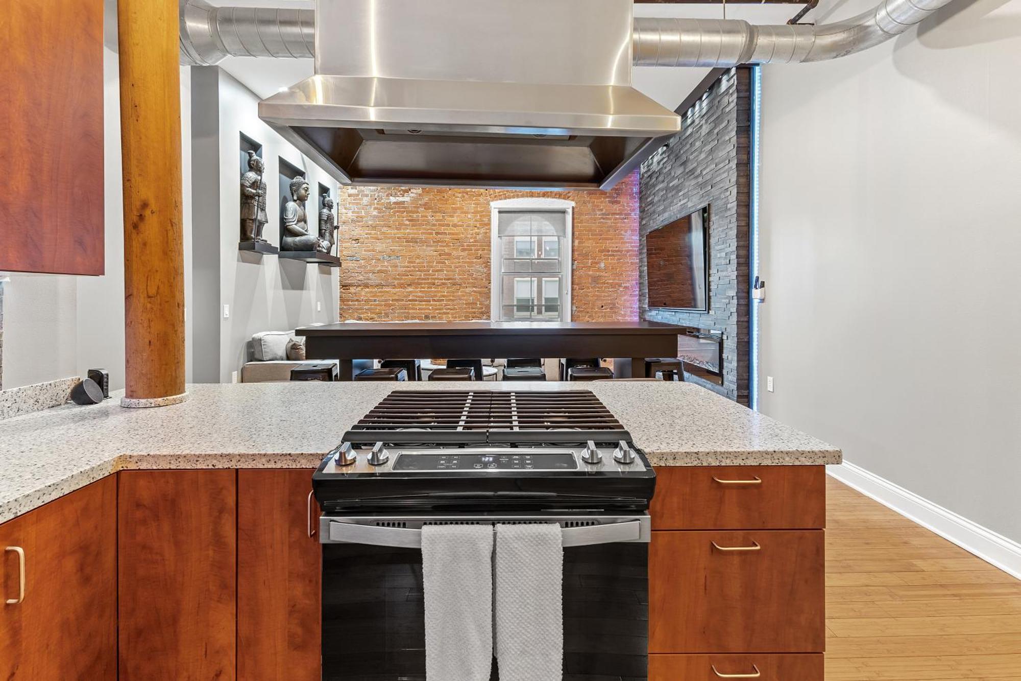 Georgia Street 4 Bedroom Downtown!!