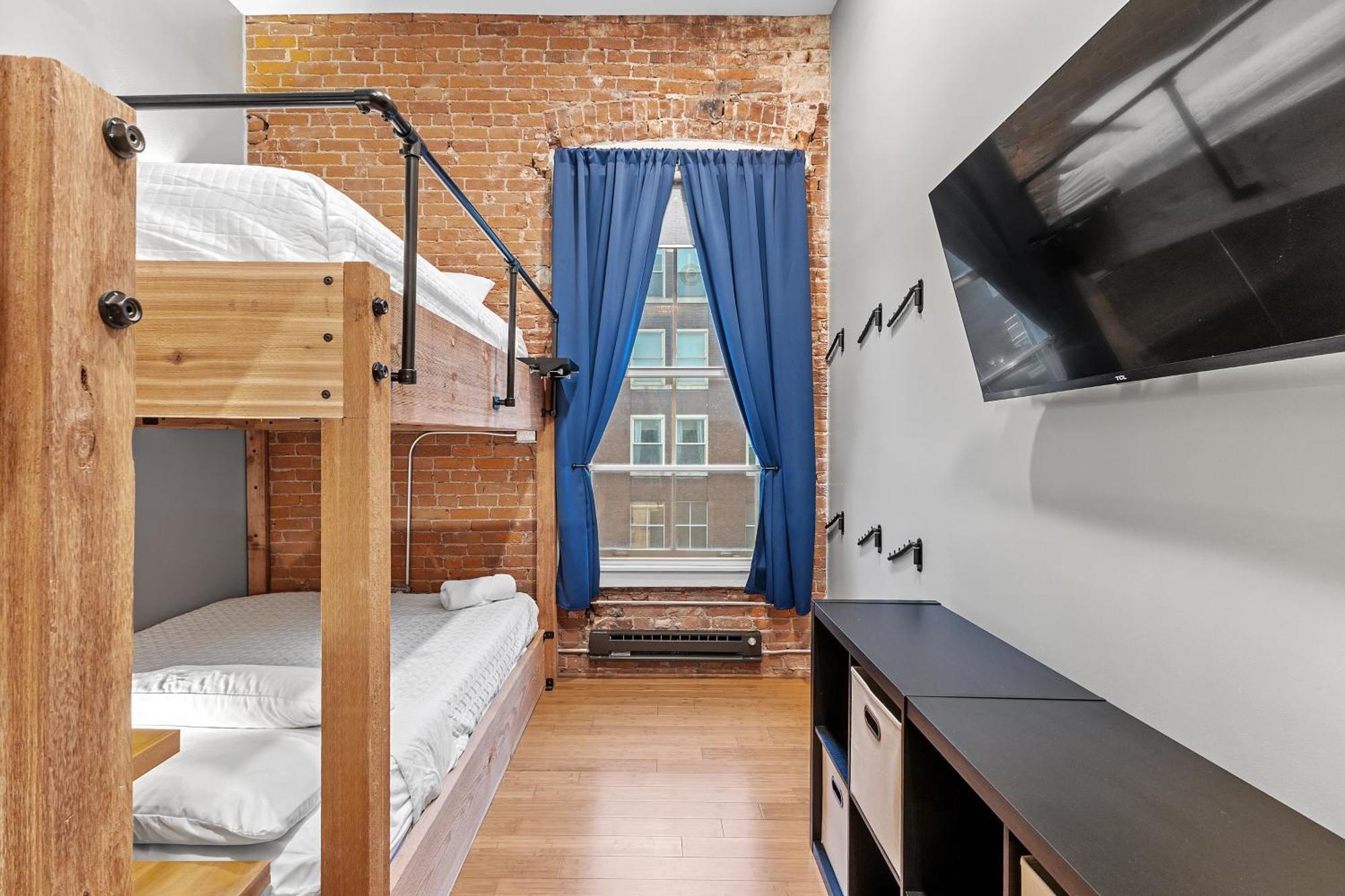 Georgia Street 4 Bedroom Downtown!! Apartment