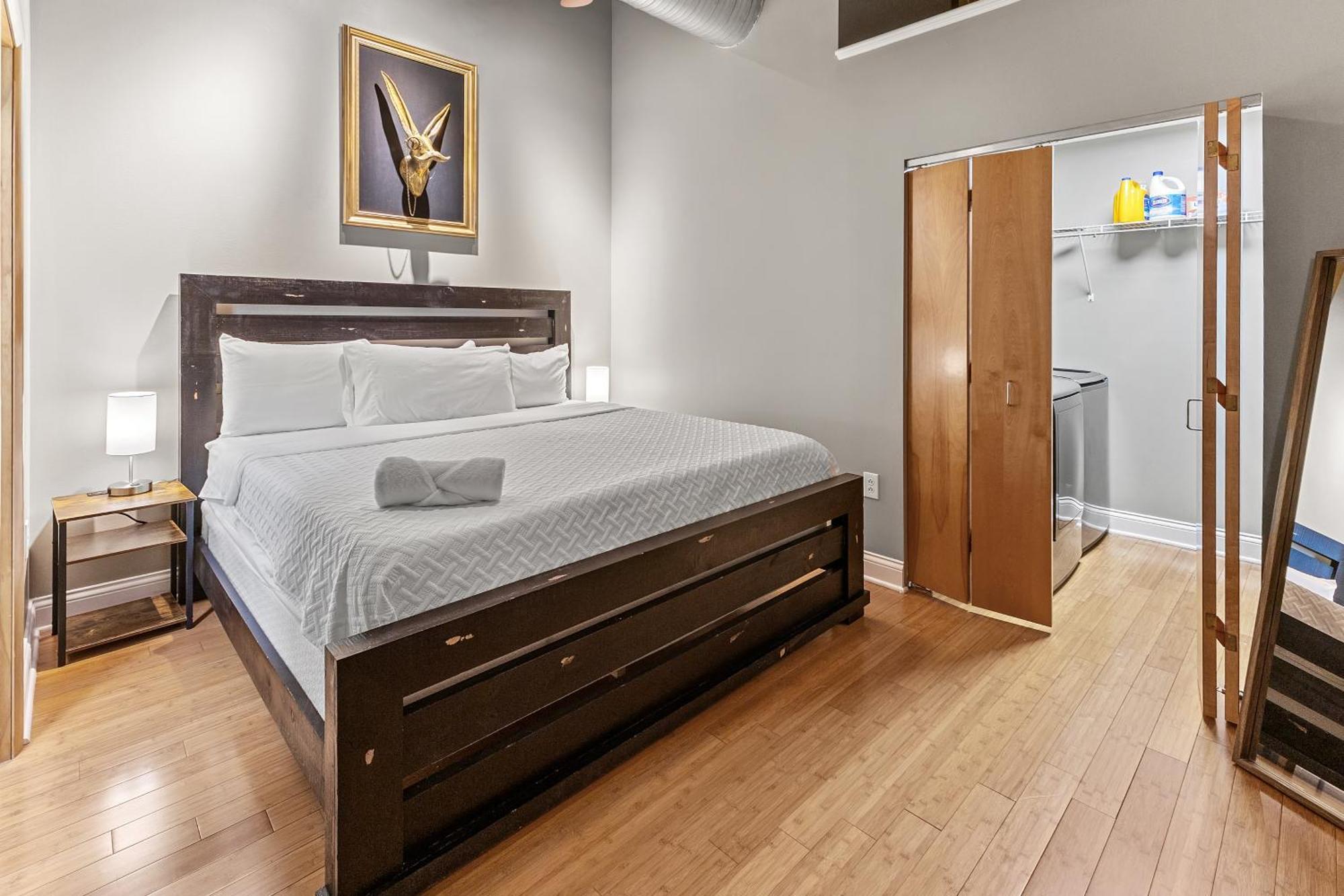 Apartment Georgia Street 4 Bedroom Downtown!! *