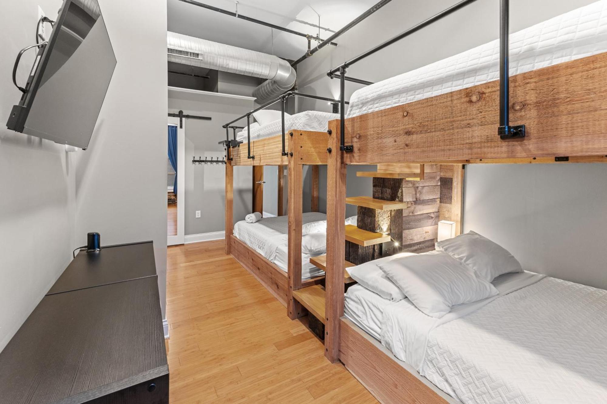 Georgia Street 4 Bedroom Downtown!! * Indianapolis