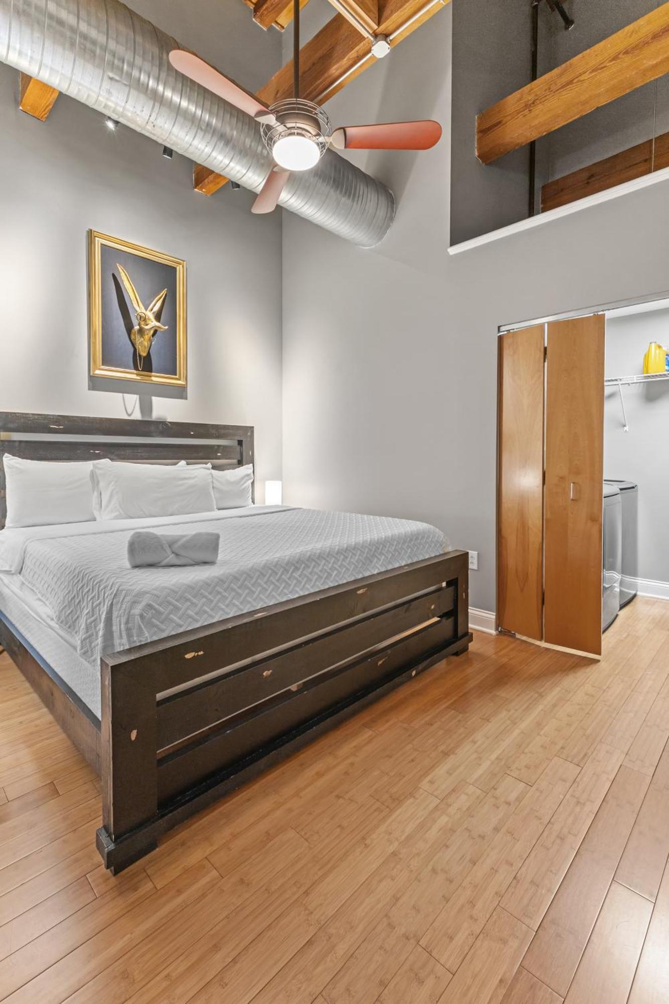 Apartment Georgia Street 4 Bedroom Downtown!!