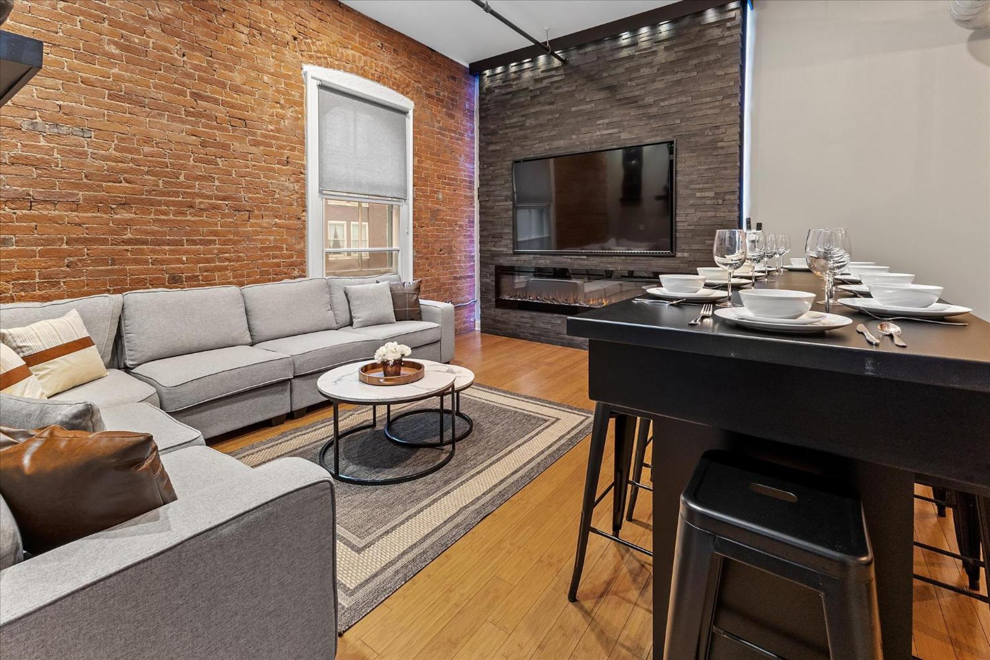 Georgia Street 4 Bedroom Downtown!! * Indianapolis