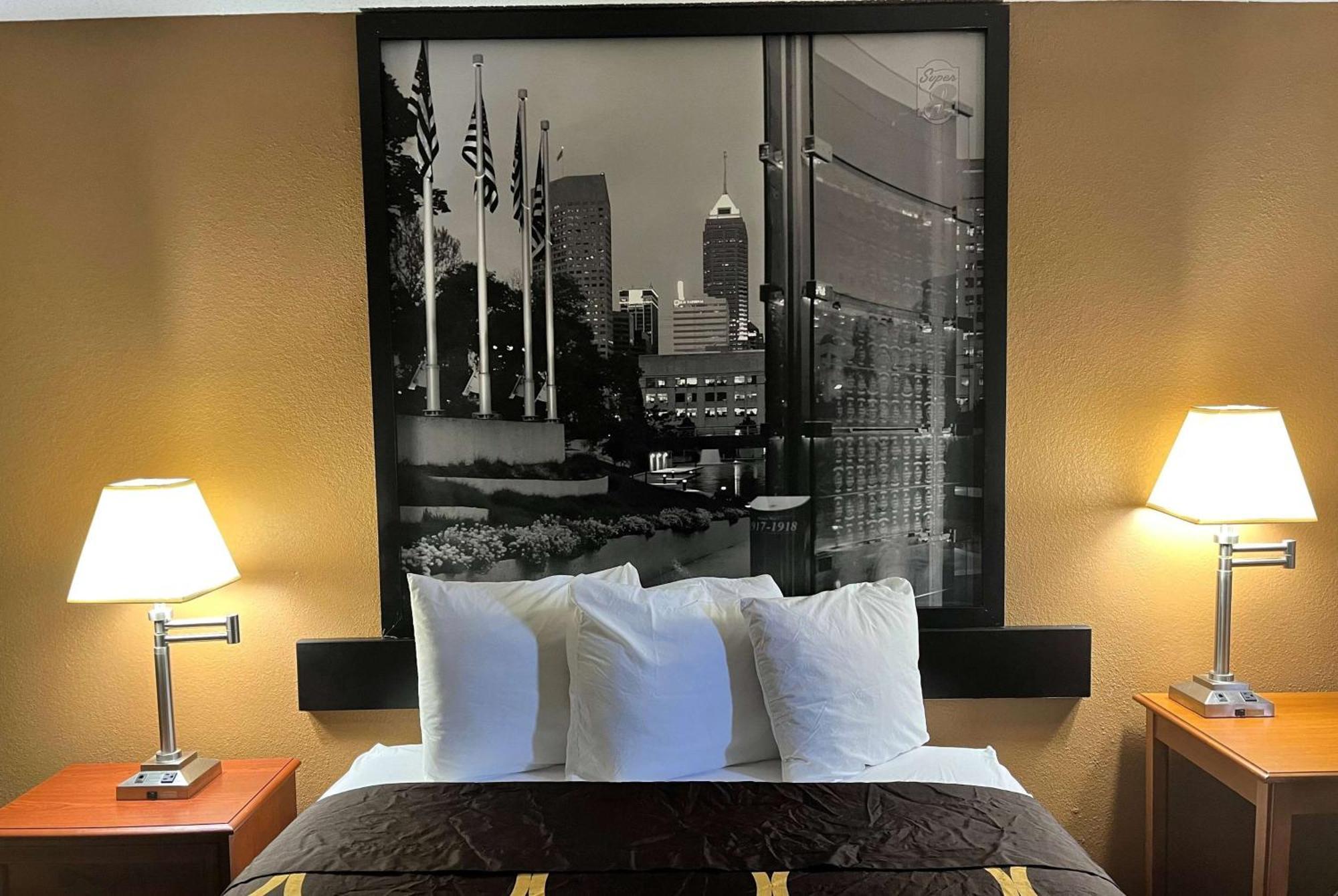 Super 8 By Wyndham Indianapolis/ne/castleton Area Hotel