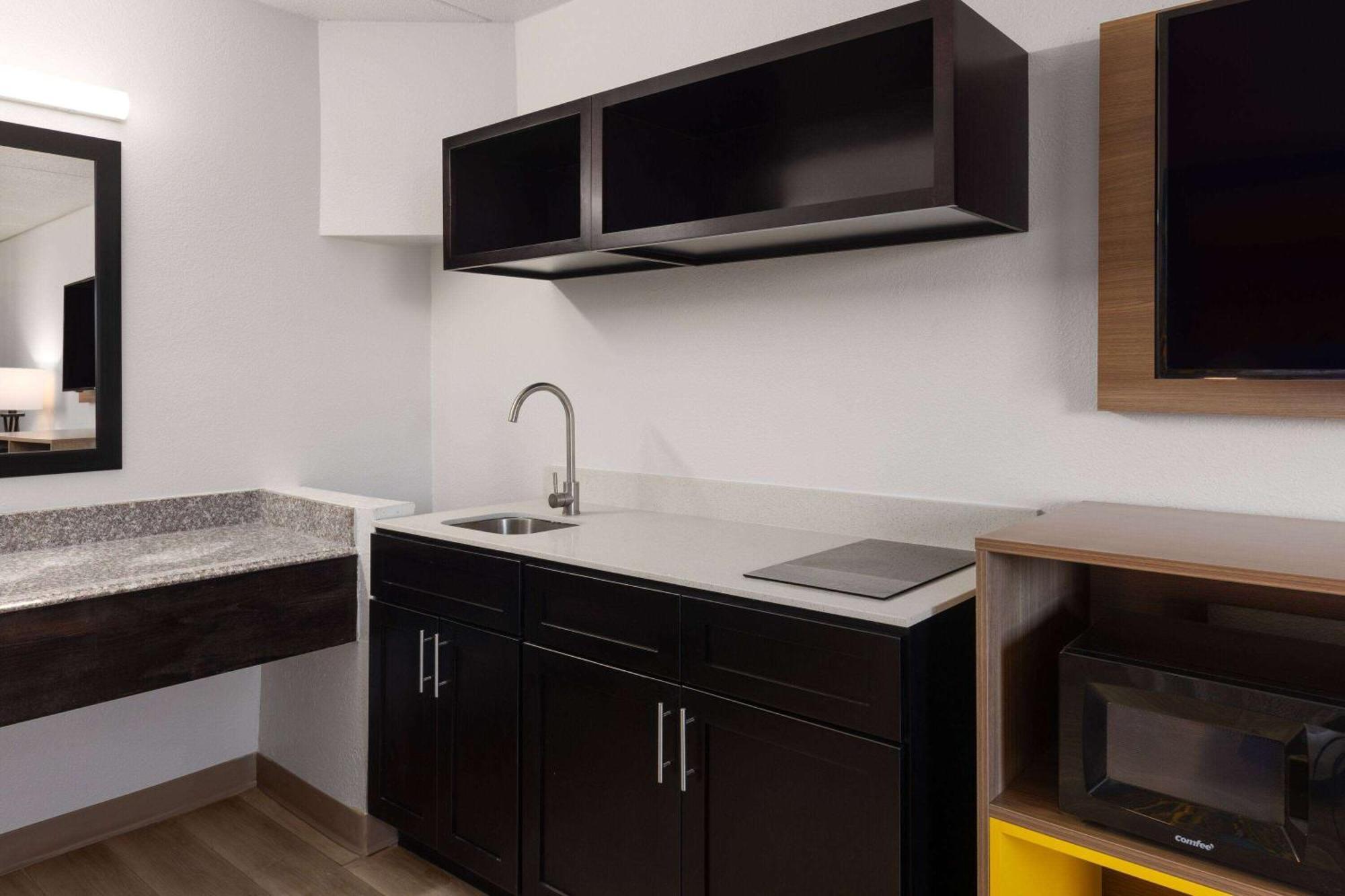 Hotel Day's & By Wyndham Airport East 2*