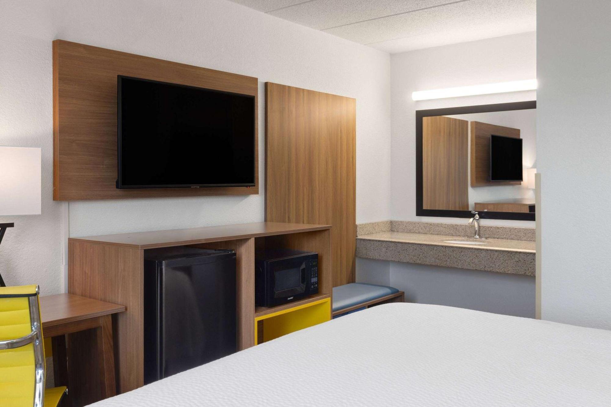 Day's & By Wyndham Airport East Hotel Indianapolis