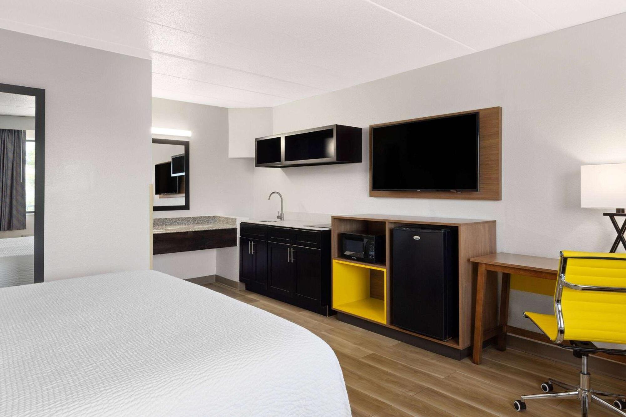 Day's & By Wyndham Airport East Indianapolis