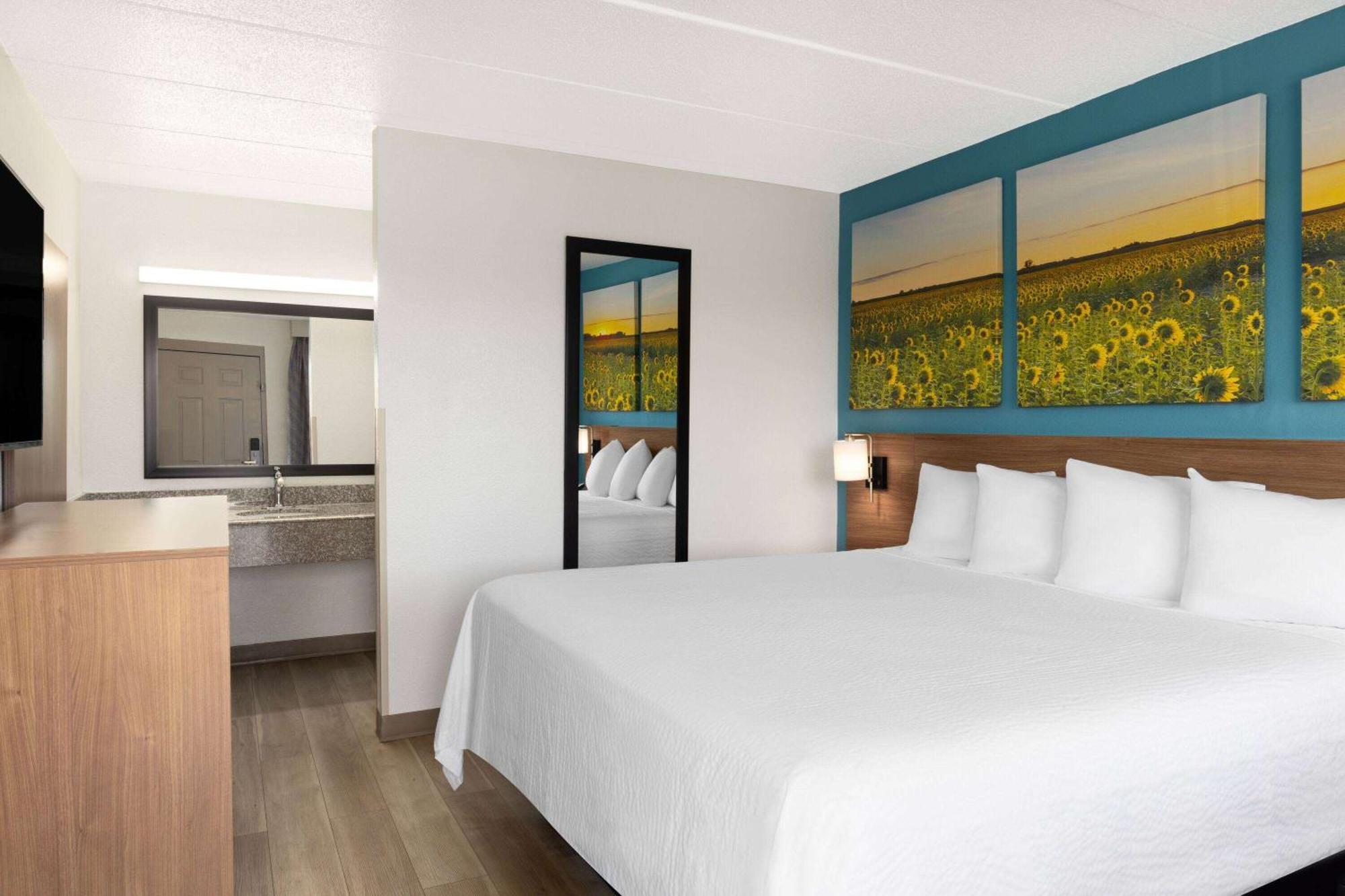 Day's & By Wyndham Airport East Hotel