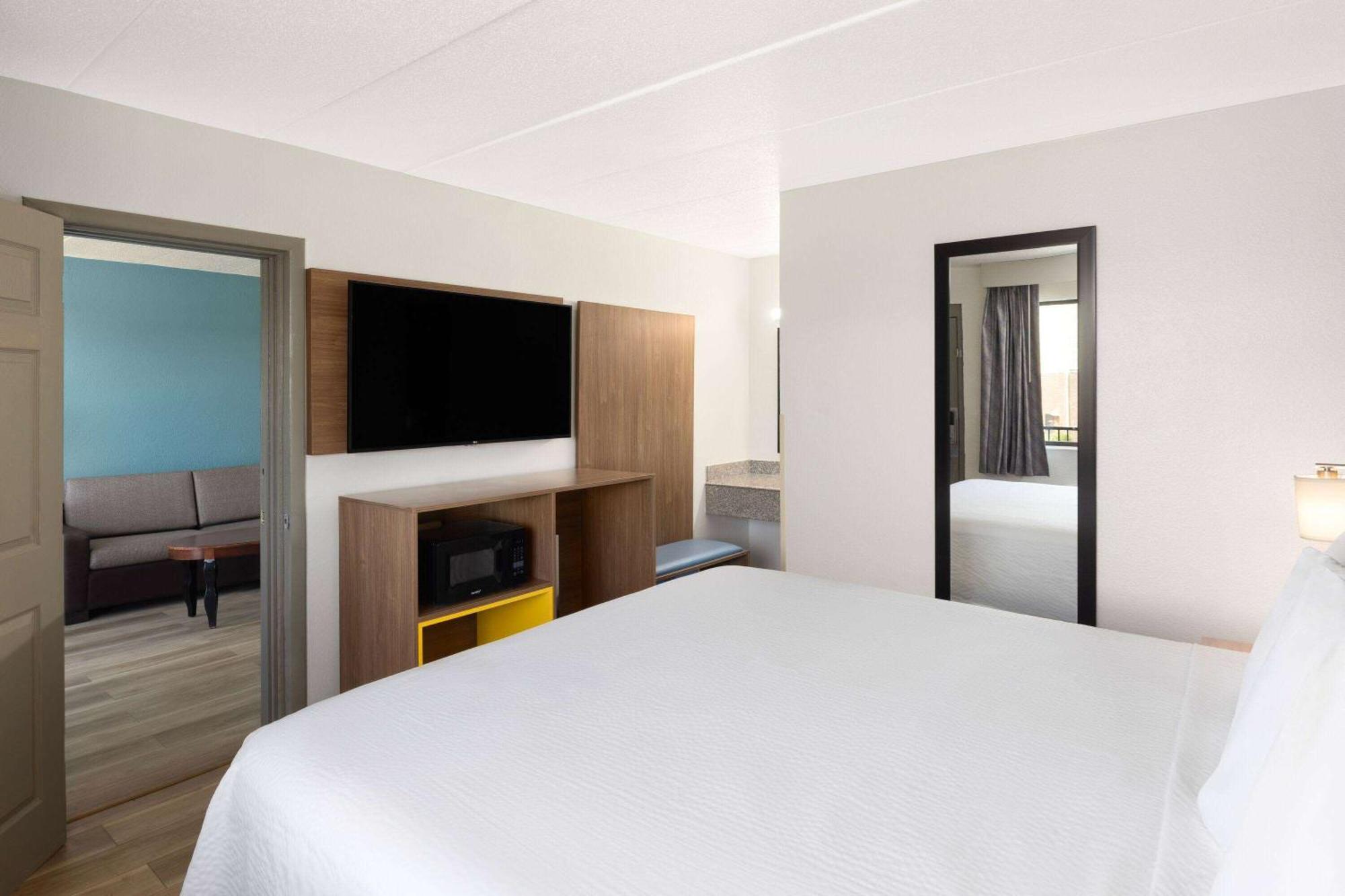 Day's & By Wyndham Airport East Hotel 2*