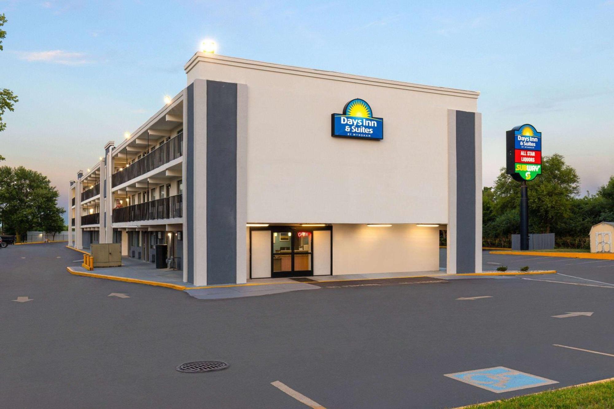 Day's & By Wyndham Airport East