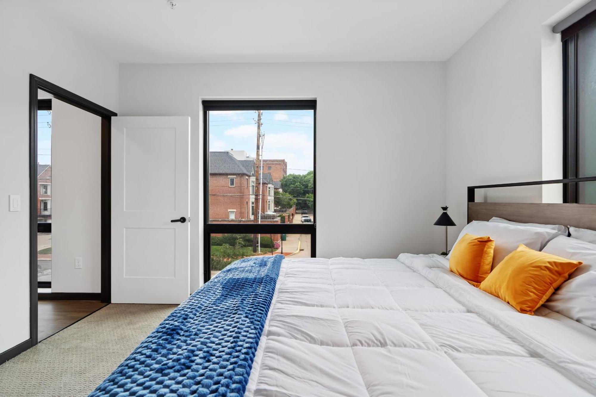 Apartment Cozysuites On Mass With Garage Parking #9