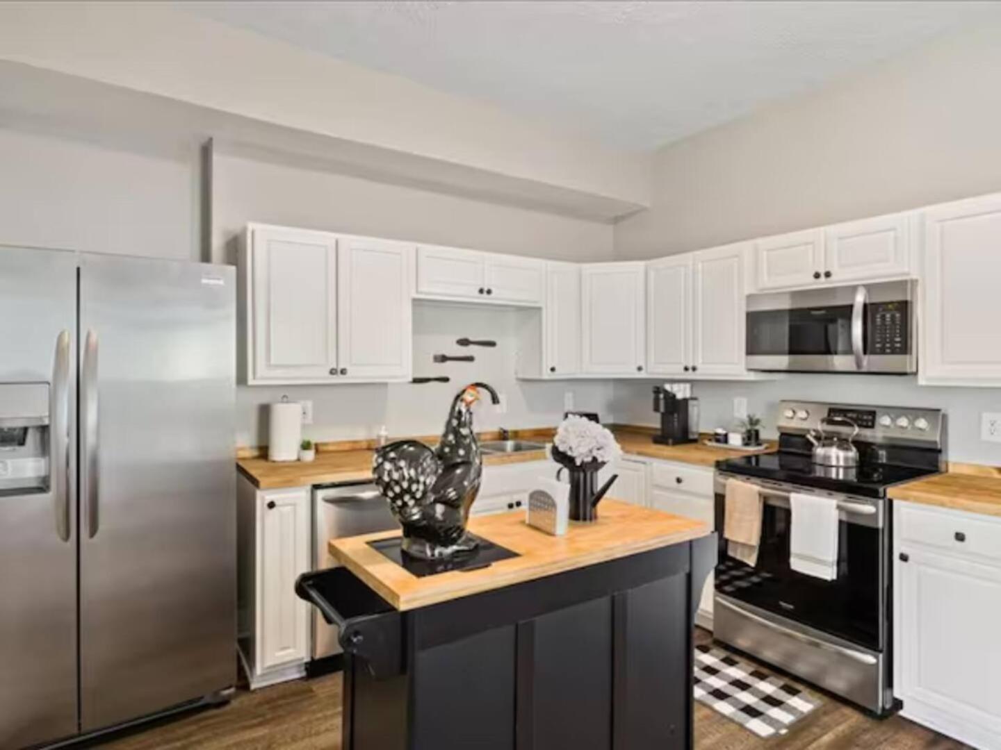 King Bed-sleep 8-baby-fireplace-laundry * Indianapolis