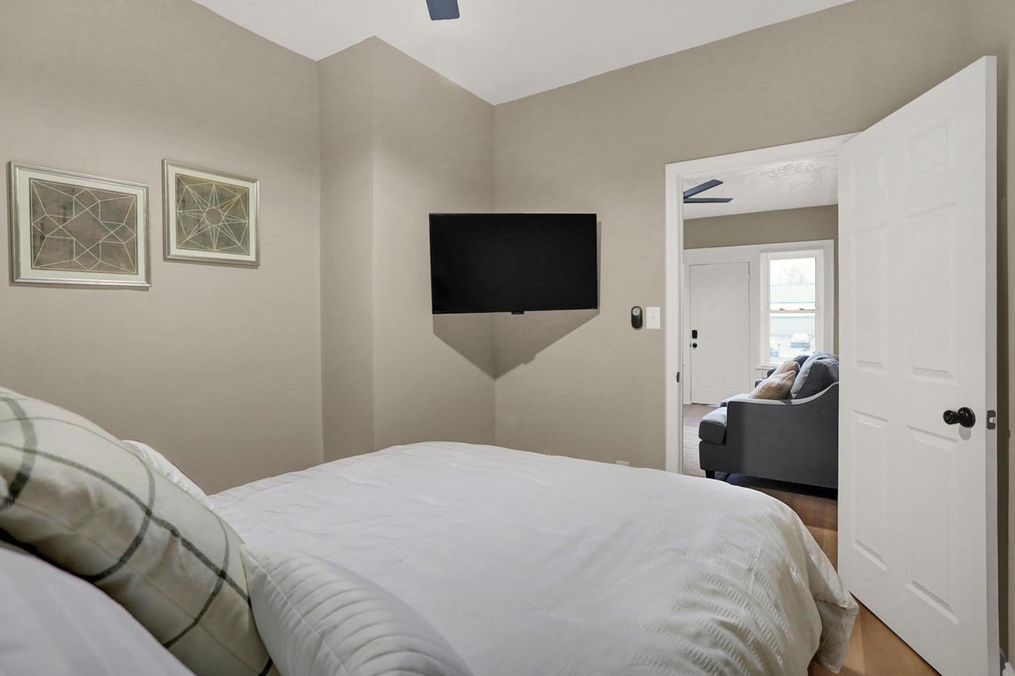 Apartment Prime 2br Gem, Near Convention Hub!