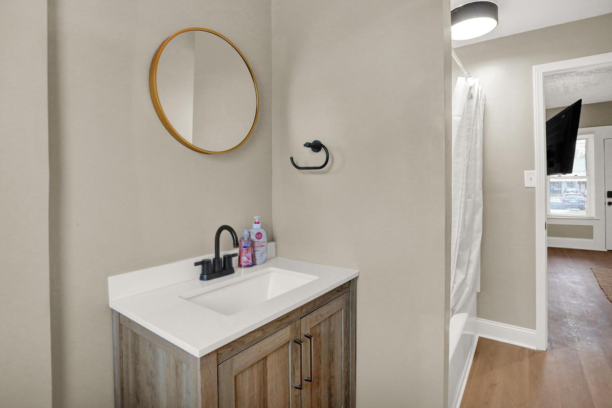 Apartment Prime 2br Gem, Near Convention Hub!